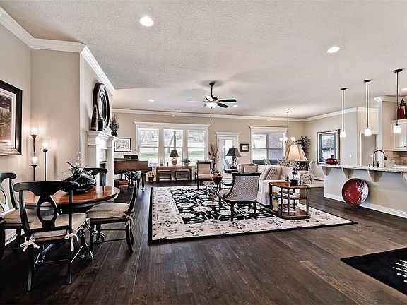 4th image of 10 Villas Way