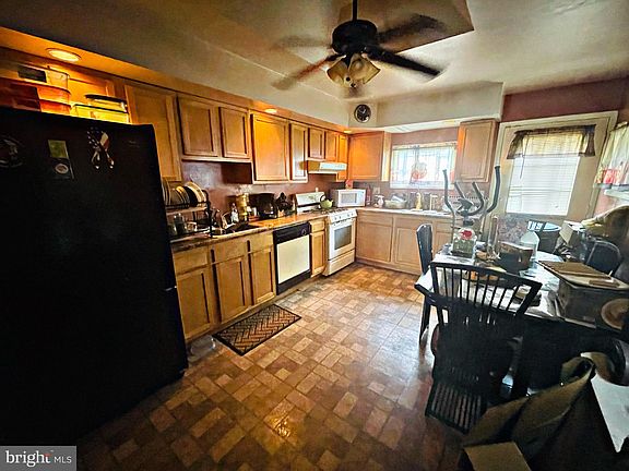 4th image of 2081 Clarence St