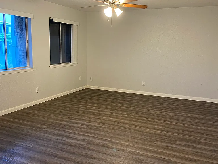 New Riviera Apartments — Photo 24
