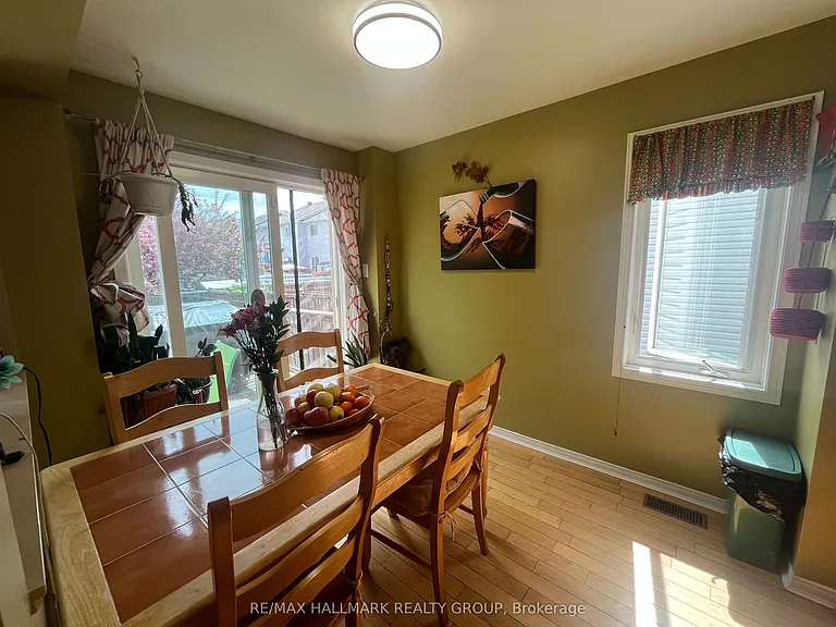 827 Como Cres — Photo 8