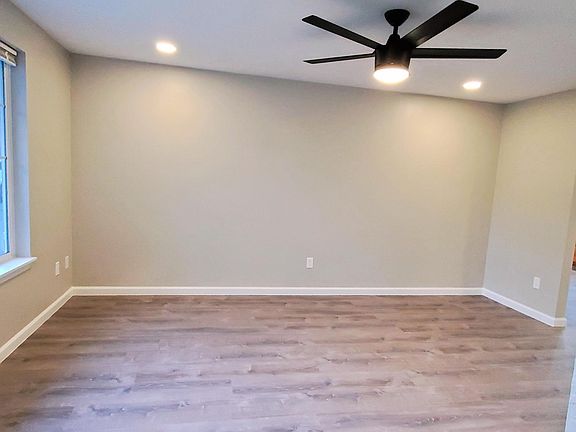 3rd image of 9306-9308 213th St E