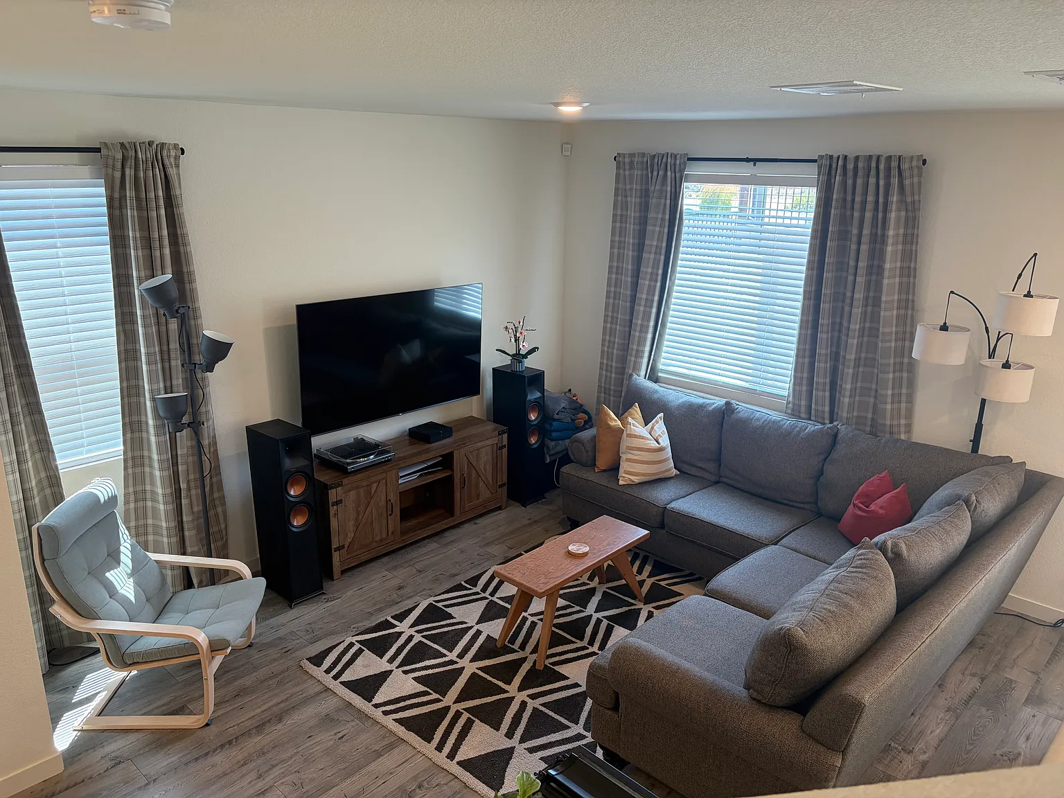 4 bed, 2.5 bath, 1504 sqft, $2,650 — Photo 2