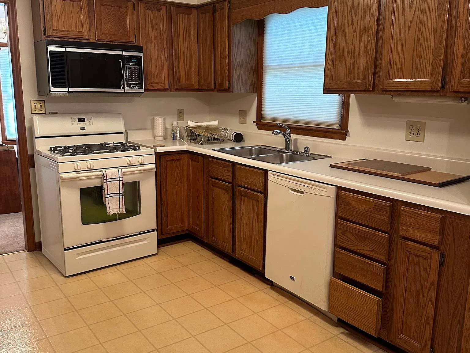 3 bed, 2.5 bath, 1849 sqft, $1,895 — Photo 2