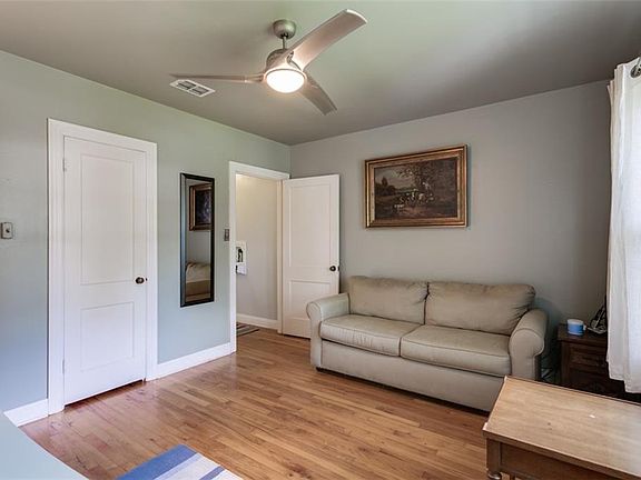 4th image of 1800 Kenwood Ave