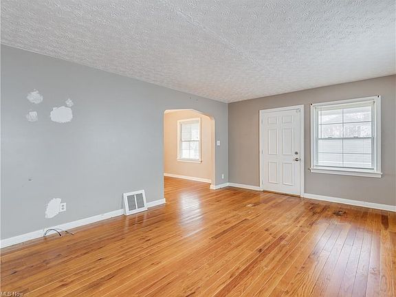 2nd image of 1607 Redwood Ave