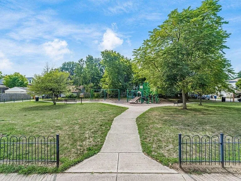 2339 Summit St — Photo 36