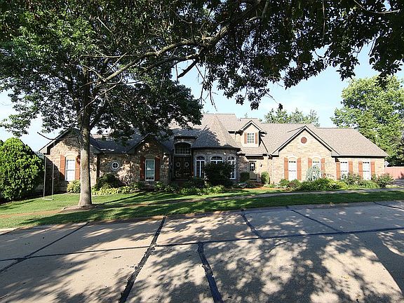 4th image of 201 Greenbriar Estates Dr