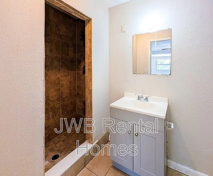 2908 W 10th St — Photo 7