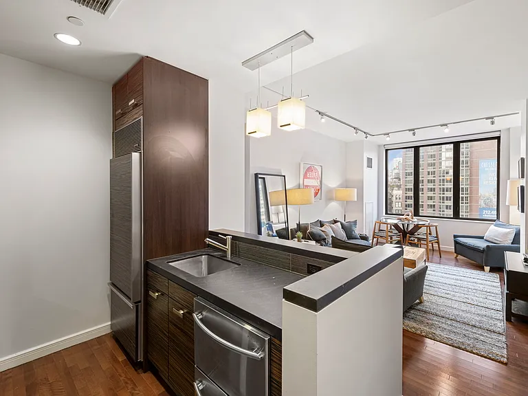 101 W 24th St #15H — Photo 4