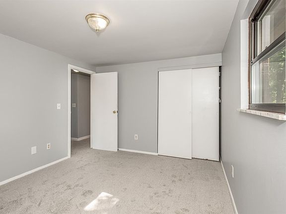 5th image of 726 McCormick Ln