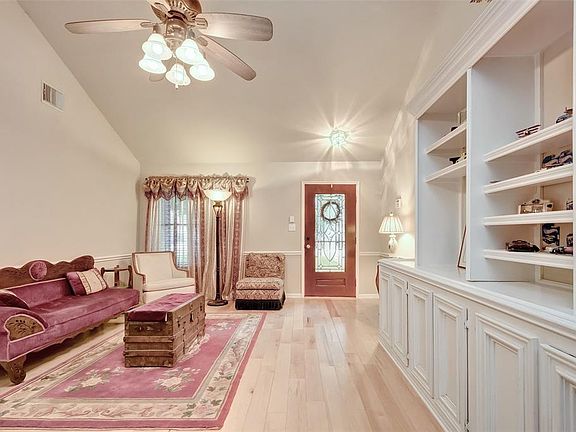 4th image of 5709 Village Way Dr