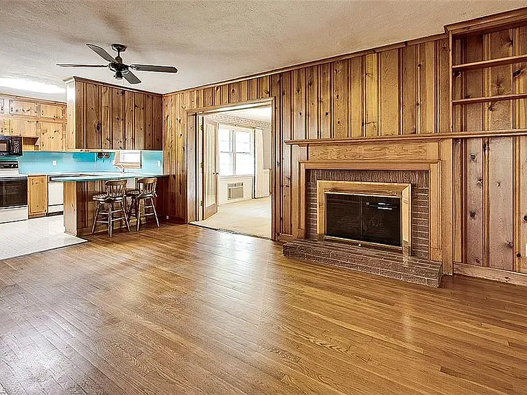 223 Rich Ave — Photo 7