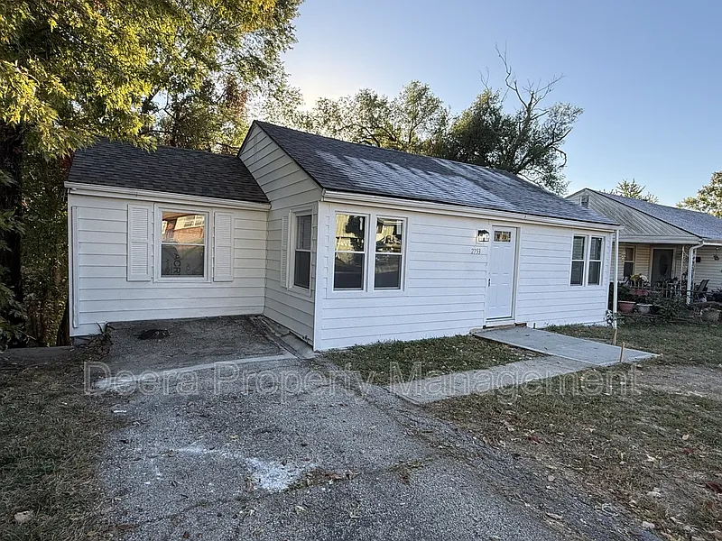 5 bed, 2.0 bath, $2,000 — Photo 2