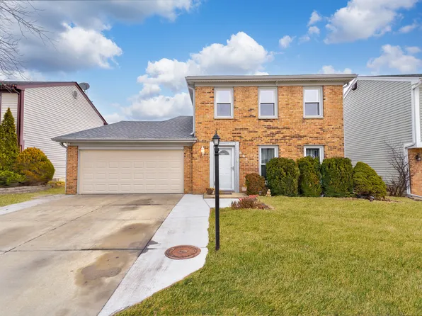 665 Briarwood Ln, Roselle, IL 60172