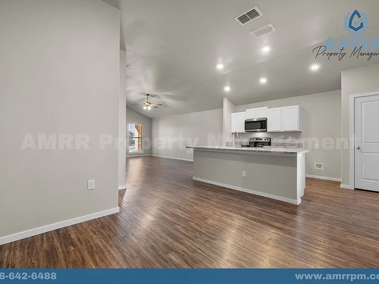 2037 Kenwood Ave — Photo 7