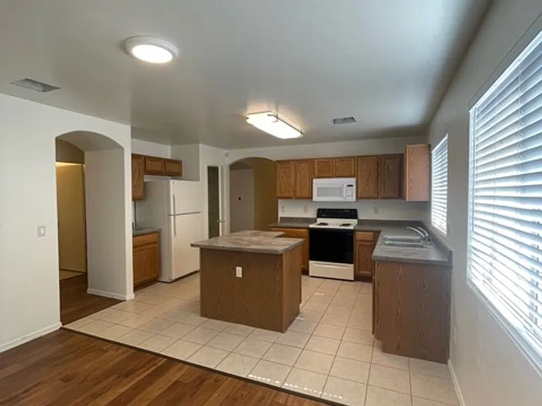 2057 W Silver Meadow Pl — Photo 3