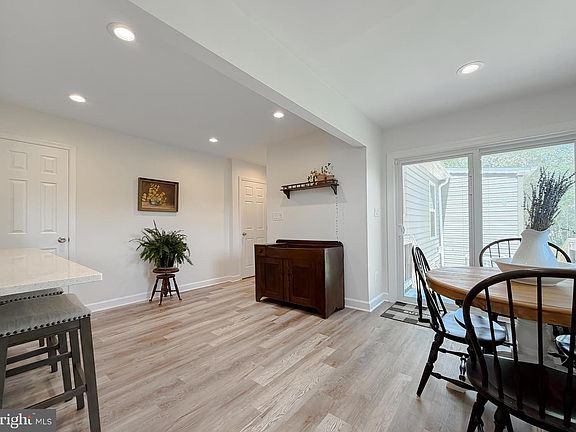 4th image of 4985 Solomons Island Rd