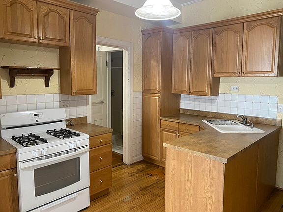 2nd image of 1046 N Wood St #2F