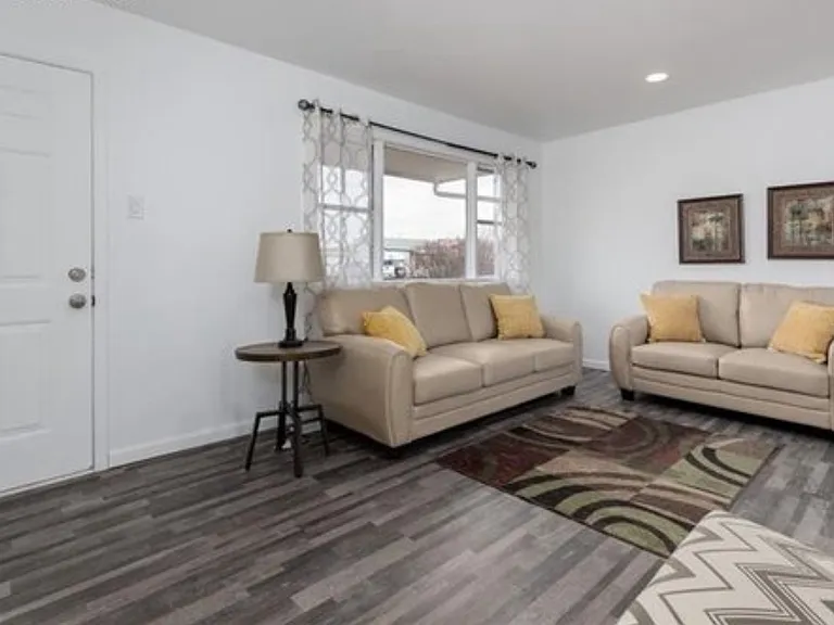 1719 Moore Ave — Photo 3
