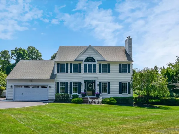 2 Farm House Court, Mount Sinai, NY 11766