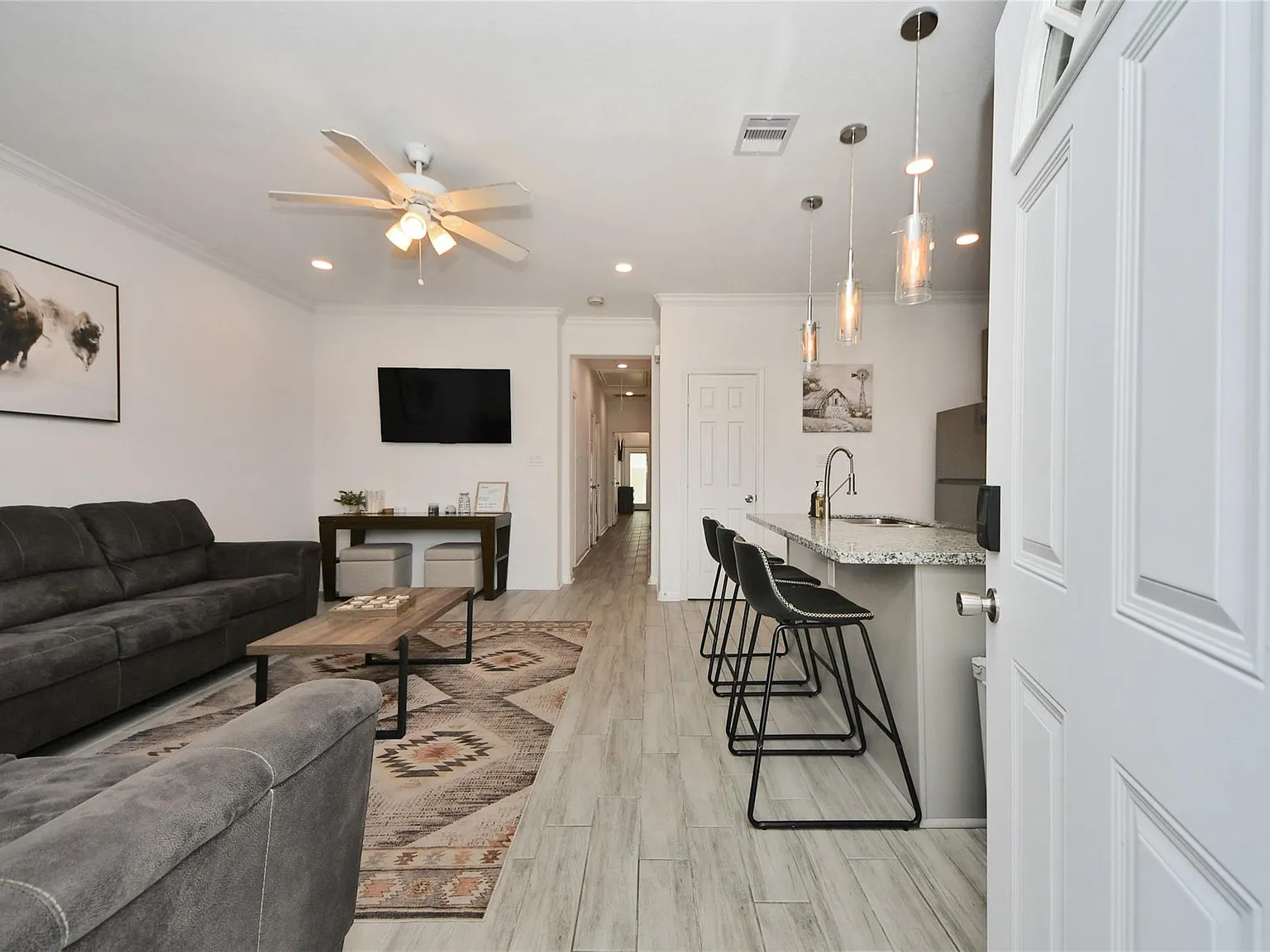 3 bed, 2.0 bath, 2520 sqft, $1,800 — Photo 4