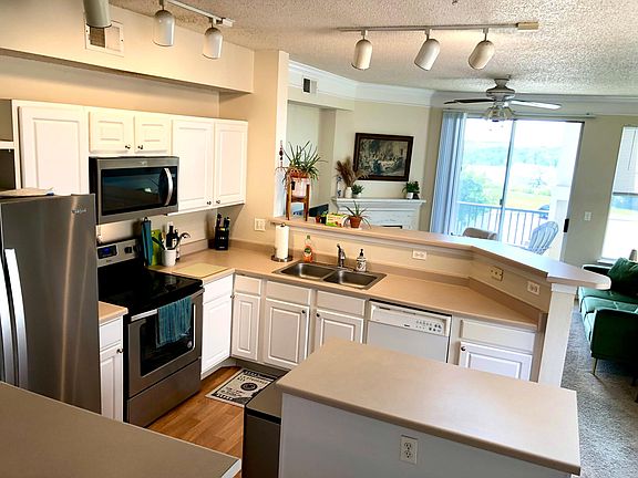 2nd image of 2042 Oxford Ln