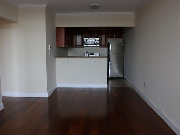 LR view towards kitchen