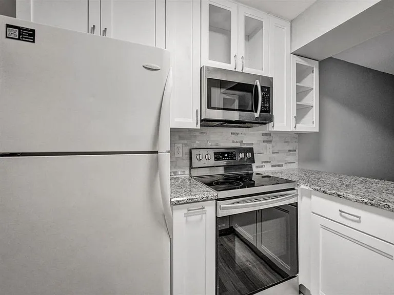 9845 Riverside Dr #8-28 — Photo 10