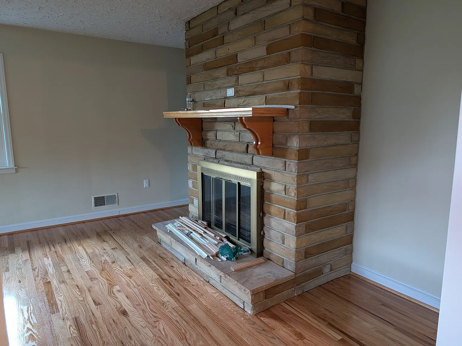 3 bed, 1.5 bath, 1995 sqft, $2,100 — Photo 2