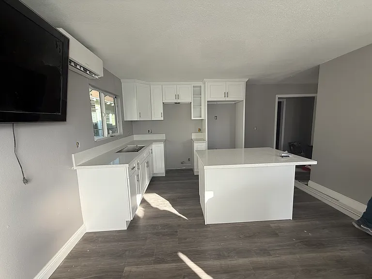 3428 S Budlong Ave — Photo 2