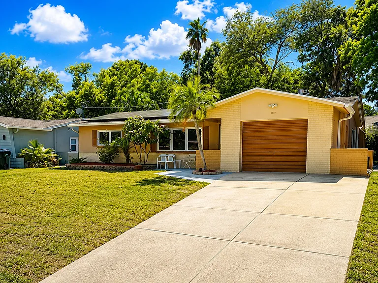 Simmons Dr — Photo 1
