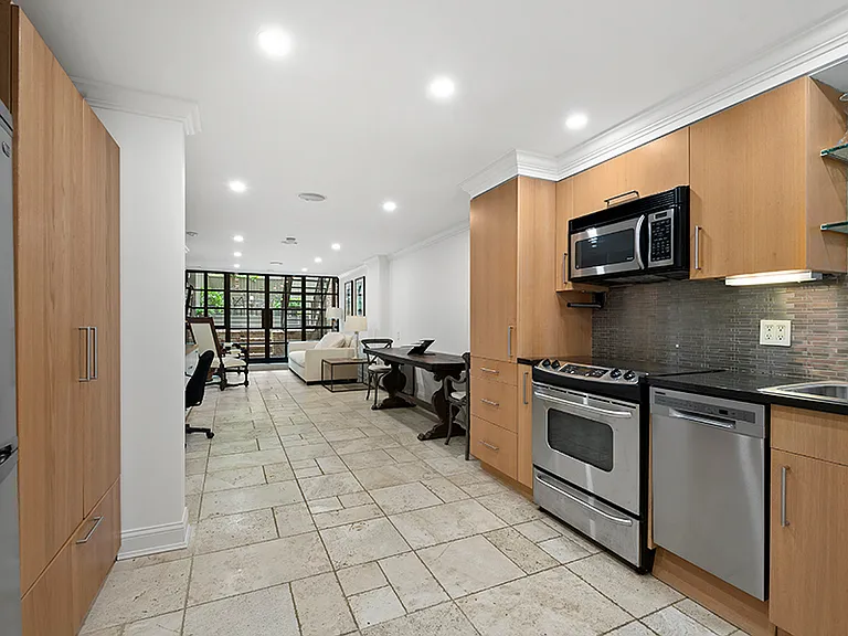320 E 55th St #TOWNHOUSE — Photo 17
