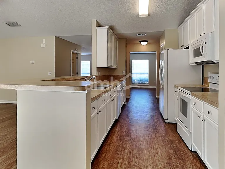 1379 Samantha Cir E — Photo 3
