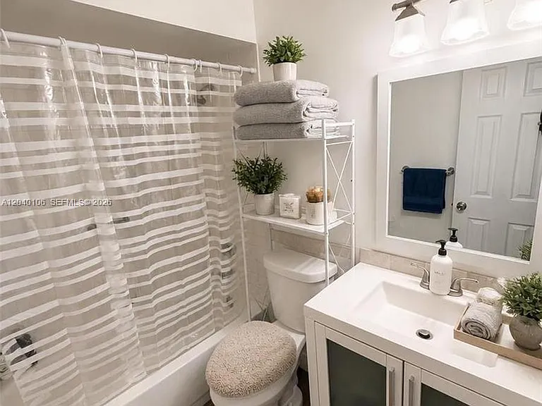 2566 N Nob Hill Rd — Photo 13