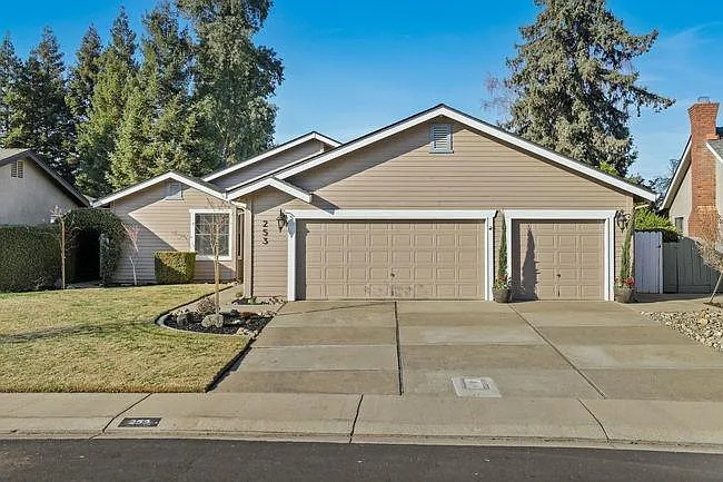 253 Gilbert Dr photo 1