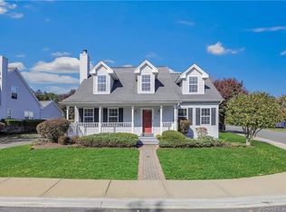 15 Bridle Trl, Trumbull, CT 06611