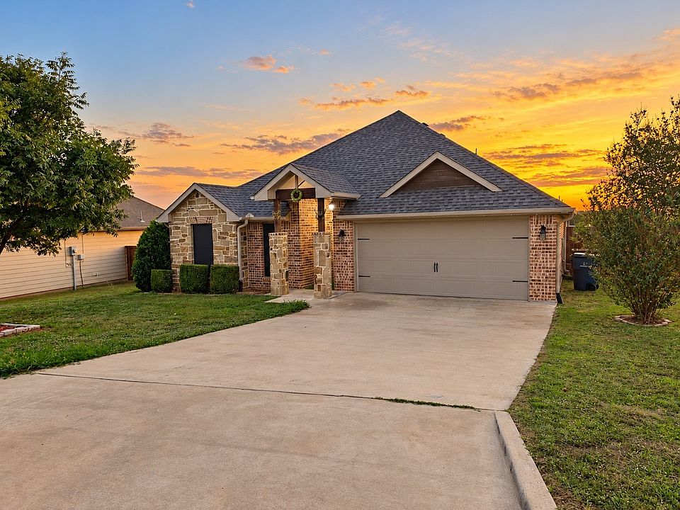 1st image of 2811 S Lillis Ln