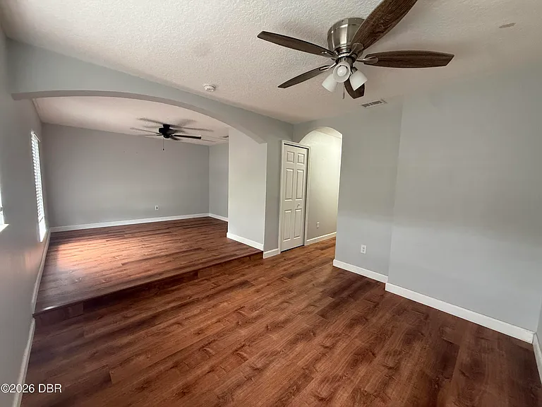 228 E Holly Dr — Photo 5