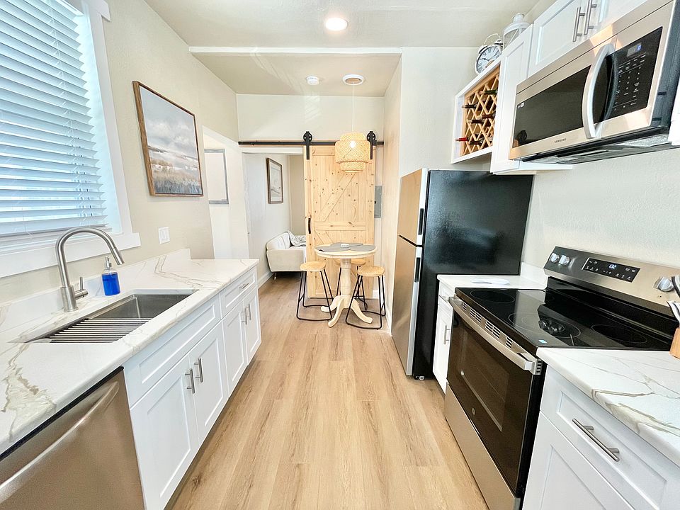 Large Move-in-ready kitchen, stainless steel appliances, and quartz countertops