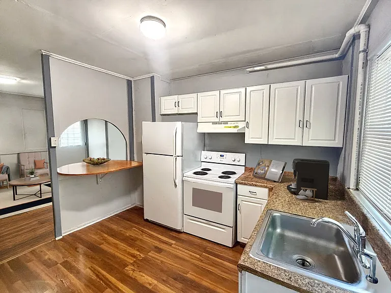 106 S Maple Ave — Photo 2