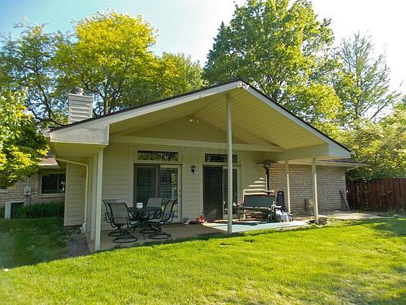 5th image of 1070 Beechview Dr S