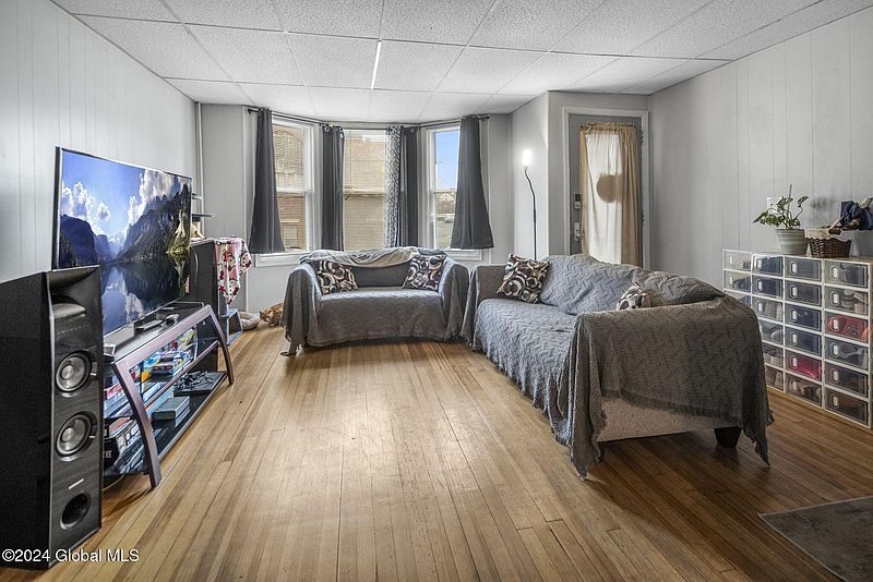 5th image of 456 Yates Street