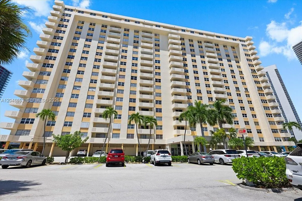 Plaza Towers North Condo — Photo 2