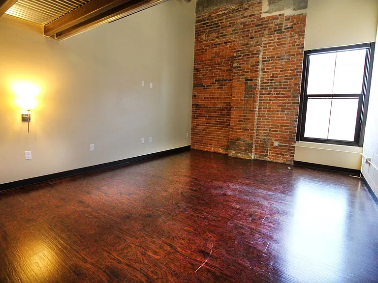 320 W North St — Photo 3