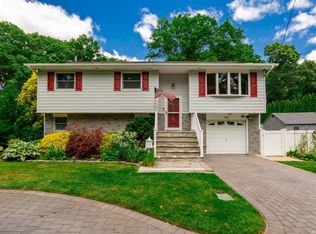 65 40th St, Islip, NY 11751