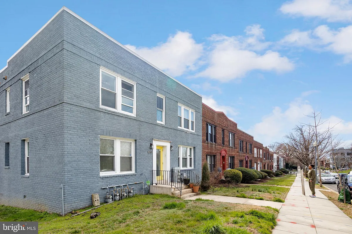 Building Photo - 1659 Holbrook St NE #1