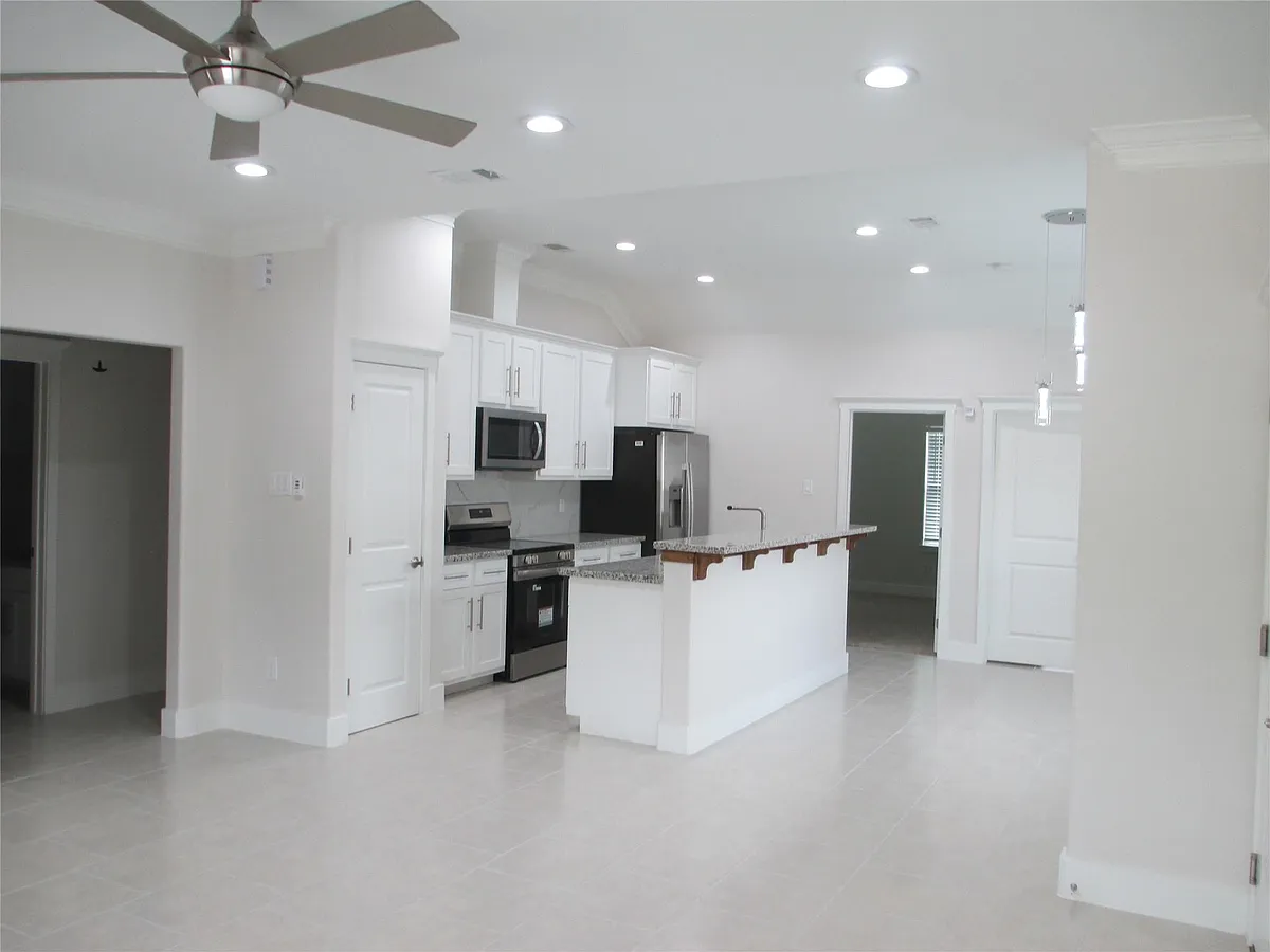 Building Photo - 1209 Elm