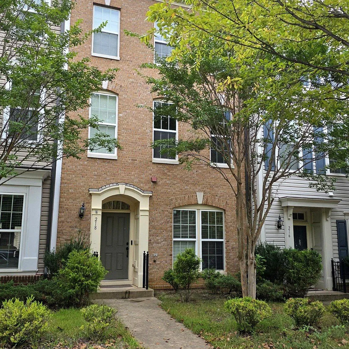 3 bed, 2.5 bath, 2272 sqft, $3,200 — Photo 2