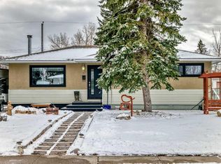 39 N Winchester Cres SW, Calgary, AB T3C 2T9