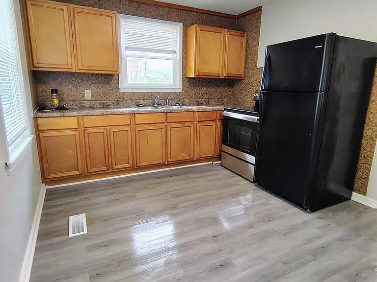 1449 Kenton St — Photo 5